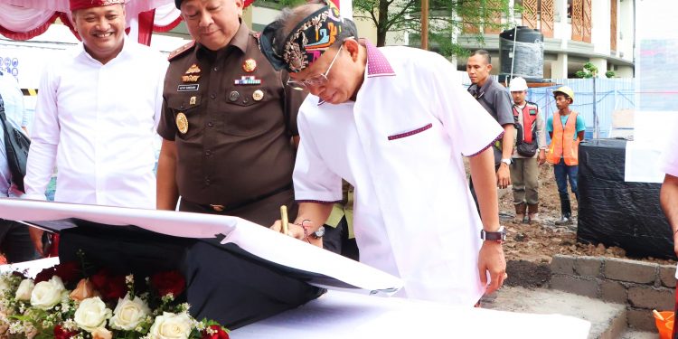 Gubernur Koster Tandai Pembangunan PJT RSUD Sanjiwani, Mahayastra Bukti Komitmen Pemprov Bali untuk Warga di 4 Kabupaten