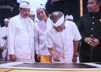 Gubernur Koster Torehkan Tinta Pengabdian di Pura Kawitan Kayuselem Songan