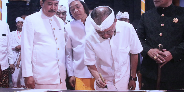 Gubernur Koster Torehkan Tinta Pengabdian di Pura Kawitan Kayuselem Songan