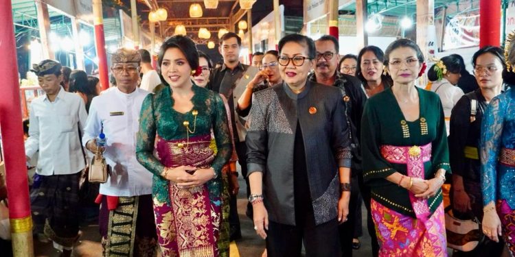 Hadiri Fashion Show Semarapura Festival ke-7, Ny. Putri Koster Dorong Masyarakat Cintai Kain Tenun Tradisional