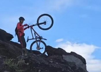 Aksi Pendaki Bawa Sepeda ke Puncak Gunung Agung Jadi Sorotan
