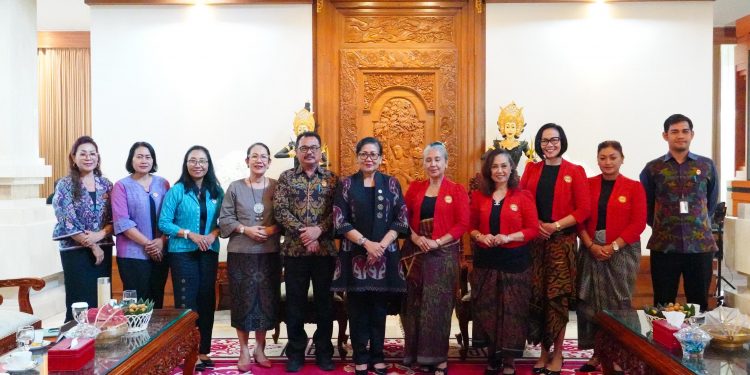 Ny. Putri Koster Ajak KCBI Lestarikan Kain Tenun Tradisional Bali