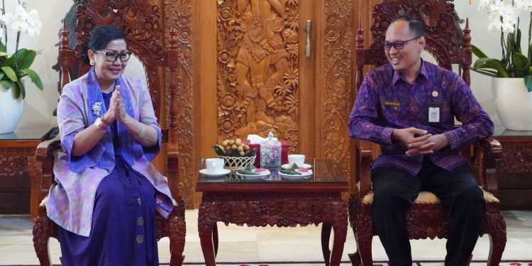 Ny. Putri Koster Apresiasi Pengelolaan Sampah Berbasis Sumber oleh SMA Negeri 1 Seririt