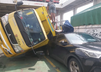 Ombak Besar di Selat Bali Gulingkan Truk di Dalam Kapal