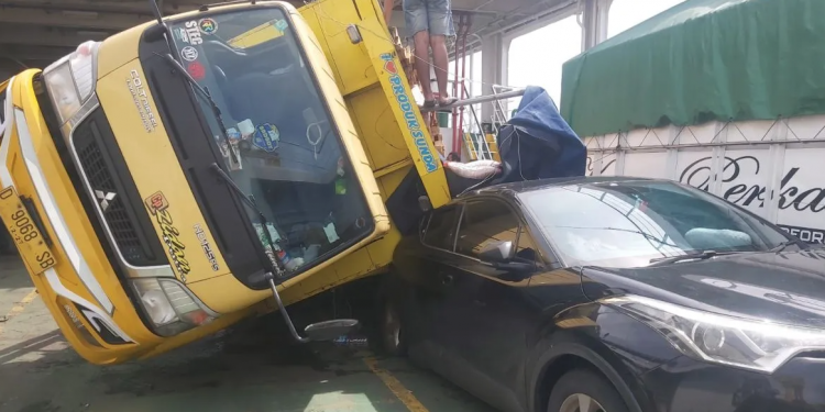 Ombak Besar di Selat Bali Gulingkan Truk di Dalam Kapal