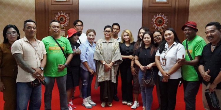 Putri Koster Ajak Seniman Lagu Pop Bali Patuhi Norma Kesopanan dan Kesusilaan