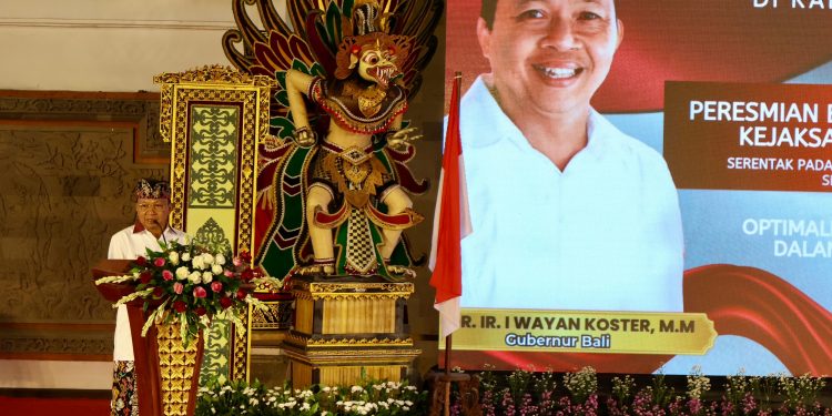 Resmikan Bale Kertha Adhyaksa Gianyar, Gubernur Koster Dorong Selesaikan Permasalahan di Tataran Desa Adat