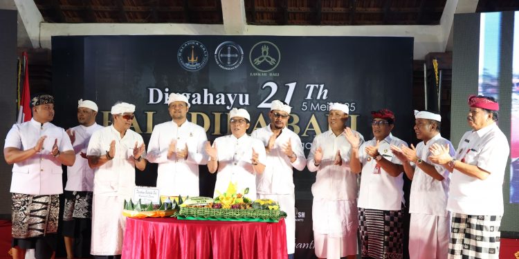 Wagub Bali Giri Prasta Hadiri Puncak Perayaan HUT ke-21 Baladika Bali Angunggah Shanti di Pura Luhur Batukau