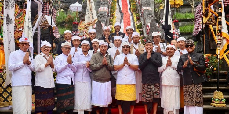 Wagub Giri Prasta Apresiasi Kawitan Warga Kayu Selem Gotong Royong Sukseskan Upacara Padudusan Agung
