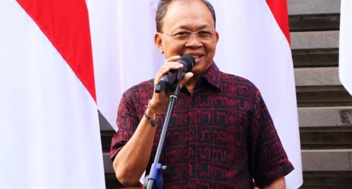 Gubernur Koster Beri Peringatan Tegas kepada Pelaku Usaha: Jika Abaikan Pengelolaan Sampah, Izin Dicabut!