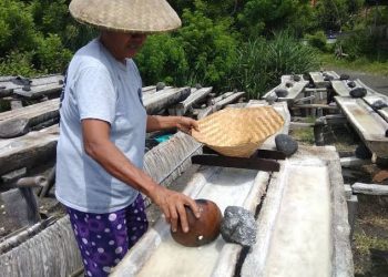 Koster Dorong Peningkatan Produksi Garam Tradisional Bali Demi Kemajuan Ekonomi