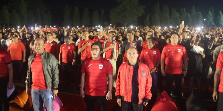 Gubernur Koster Apresiasi Antusiasme Warga Bali dalam Nobar Timnas Indonesia vs China di Lapangan Bajra Sandhi
