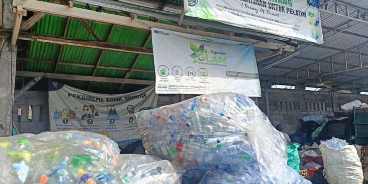Larangan Air Minum Kemasan di Bawah 1 Liter Berlaku di Bali, Muncul Alternatif Gelas Kertas Berlapis Plastik