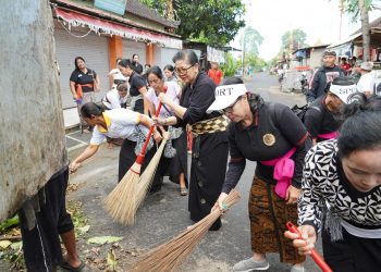 Ny. Putri Koster Turun Langsung Bersihkan Lingkungan Bersama Masyarakat Desa Adat Batuyang