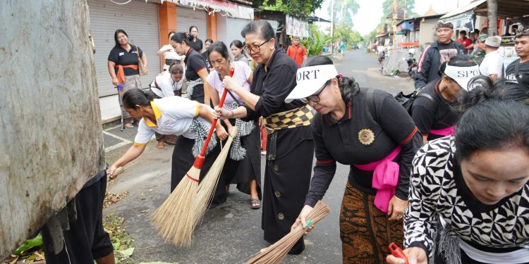 Ny. Putri Koster Turun Langsung Bersihkan Lingkungan Bersama Masyarakat Desa Adat Batuyang