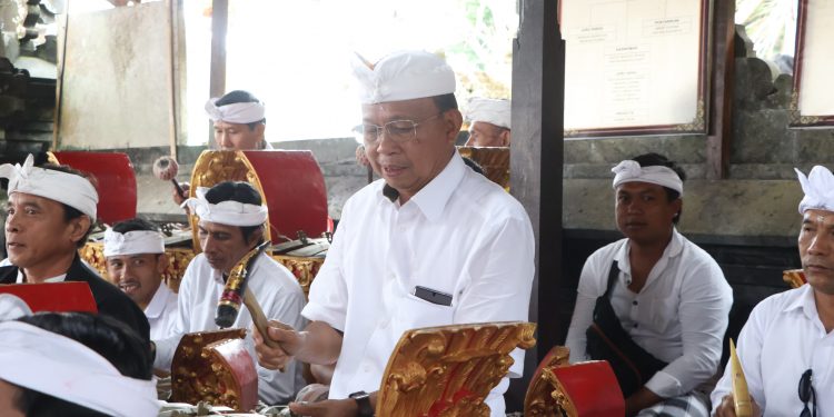 Tepat Perayaan Tumpek Krulut, Gubernur Koster Ngayah Mainkan Gamelan di Pura Besakih