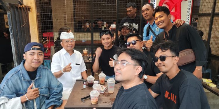 Traktir Ribuan Cup Kopi Tepat Hari Kasih Sayang Bali, Gede Pasek Doakan Gubernur Koster Selalu Sehat