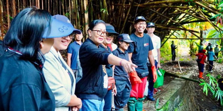 Turun Bersama Yayasan Sungai Watch, Ny. Putri Koster Ajak Masyarakat Ubah Perilaku dari Buang Sampah Menjadi Kelola Sampah