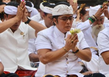 Wagub Giri Prasta Hadiri Pujawali Pura Luhur Natar Sari