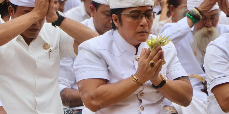 Wagub Giri Prasta Hadiri Pujawali Pura Luhur Natar Sari