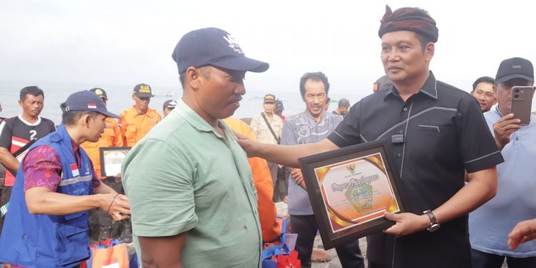 22 Nelayan dan Relawan Penyelamat Korban KMP Tunu Pratama Jaya Terima Penghargaan dari Bupati Jembrana