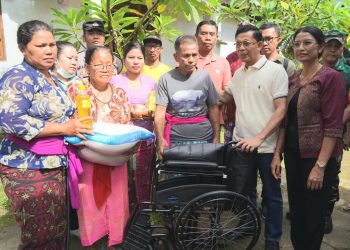 Bupati Satria Salurkan Bantuan untuk Warga Tidak Mampu di Desa Bakas