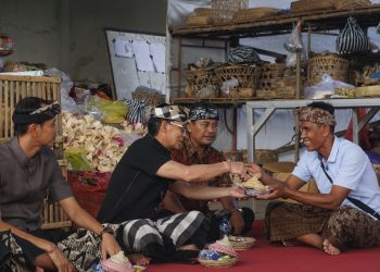 Bupati Satria dan Wabup Tjok Surya Hadiri Persiapan Ngaben Massal di Penasan dan Sema Agung