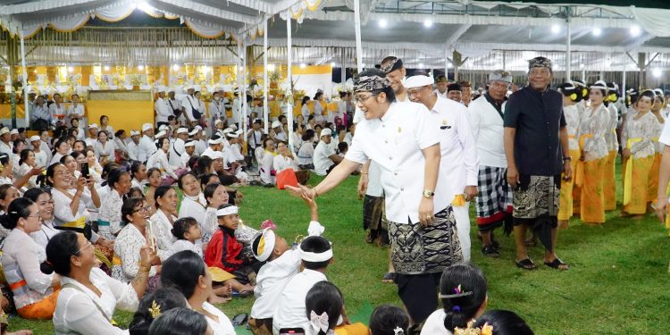 Giri Prasta Hadiri Upacara Yadnya Massal di Desa Adat Sading Perkuat Solidaritas dan Ringankan Beban Krama
