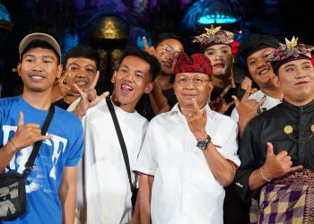 Gubernur Koster Apresiasi Penampilan Duta Seni Gianyar dan Klungkung di Parade Gong Kebyar PKB 2025