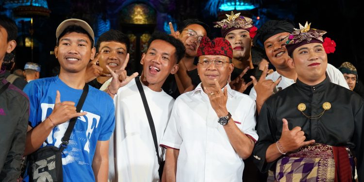 Gubernur Koster Apresiasi Penampilan Duta Seni Gianyar dan Klungkung di Parade Gong Kebyar PKB 2025