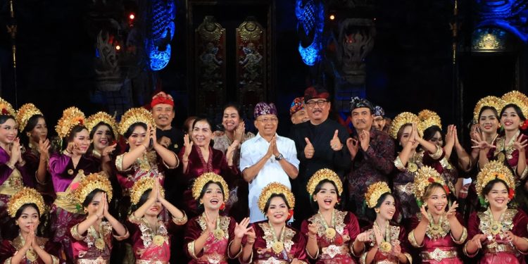 Gubernur Koster Saksikan Parade Gong Kebyar Wanita dan Drama Gong Tradisi di PKB 2025