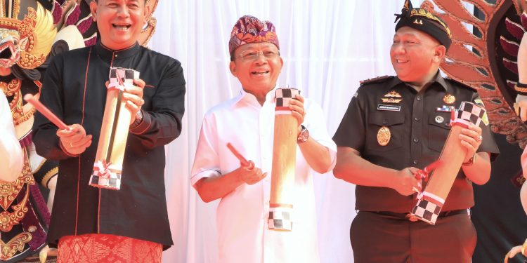 Gubernur Koster Tegaskan Komitmen Revitalisasi Hukum Adat Lewat Bale Kertha Adhyaksa di Bali