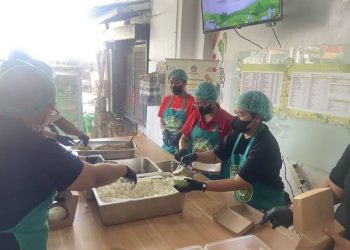 Kelompok Pariwisata Salurkan Makanan Lebih ke Warga Sekitar TPA Suwung