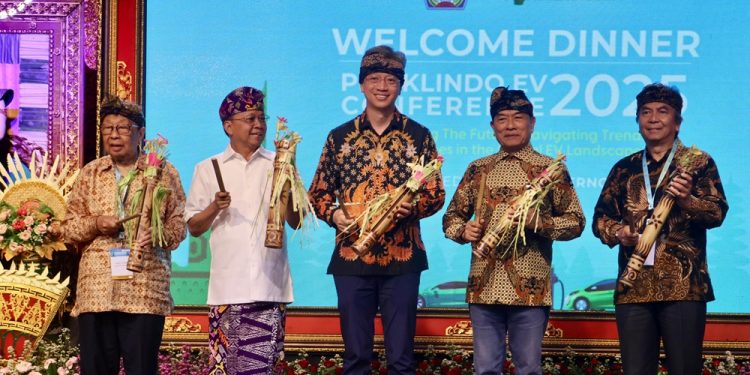 Jenderal TNI Purn Dr Moeldoko Gubernur Bali Wayan Koster Pelopor Ekonomi Hijau dan Kendaraan Listrik
