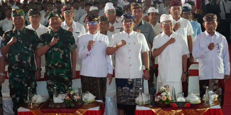 Mantapkan Komitmen Bersama, Gubernur Koster Kepala Desa, Lurah, dan Bendesa Adat Kunci Sukses Gerakan Bali Bersih Sampah