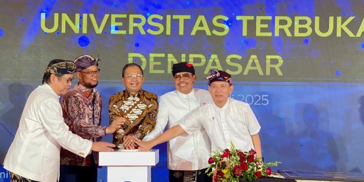 Resmikan Gedung Baru UT, Gubernur Koster Minta Sukseskan Program 1 Keluarga 1 Sarjana