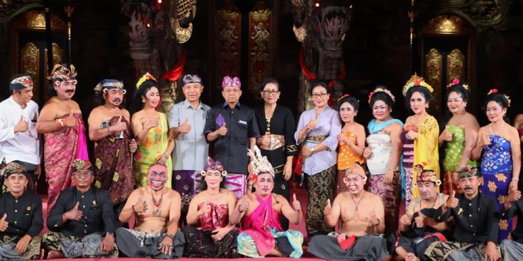 Ribuan Penonton Tak Bergeming Nikmati Pagelaran Drama Gong Lawas Paguyuban Peduli Seni