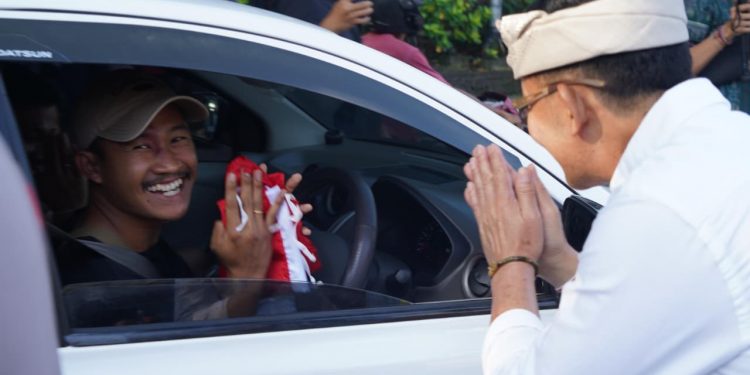 Semarak HUT RI ke-80, Pemkab Klungkung Tebar Semangat Kebangsaan Lewat Gerakan Bagi-Bagi Bendera Merah Putih