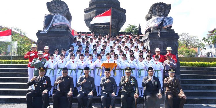 Siap Jalankan Tugas, Bupati Satria Kukuhkan 70 Anggota Paskibraka Klungkung Tahun 2025