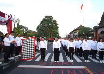 Antusiasme Tinggi Warnai Lomba Gerak Jalan Putra 17 KM di Klungkung, Bupati Satria Lepas Peserta