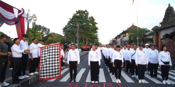 Antusiasme Tinggi Warnai Lomba Gerak Jalan Putra 17 KM di Klungkung, Bupati Satria Lepas Peserta
