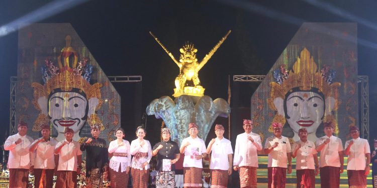 Bulfest 2025 Dibuka, Wagub Giri Prasta Serahkan Bantuan Rp50 Juta