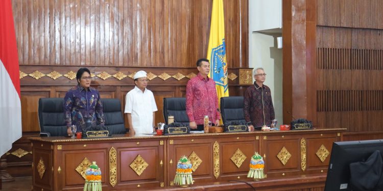 Gubernur Koster Ajukan Raperda Bale Kertha Adhyaksa, Penguatan Penyelesaian Sengketa Restoratif di Desa Adat