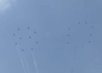Jupiter Aerobatic Team TNI AU Bentuk Angka 80 di Langit Jakarta