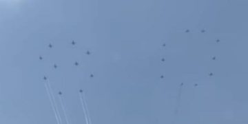 Jupiter Aerobatic Team TNI AU Bentuk Angka 80 di Langit Jakarta