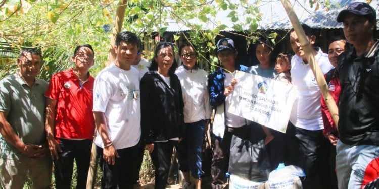 Kadis PUPR Serahkan Bantuan Punia ASN Pemprov Bali Untuk Keluarga Kurang Mampu di Kintamani