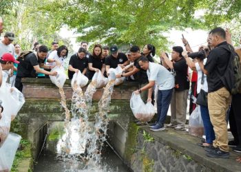 Ketua BKOW Bali Tebar 30 Ribu Benih Ikan, Dorong Pemuda Mengwi Rawat Alam dan Bangun Solidaritas