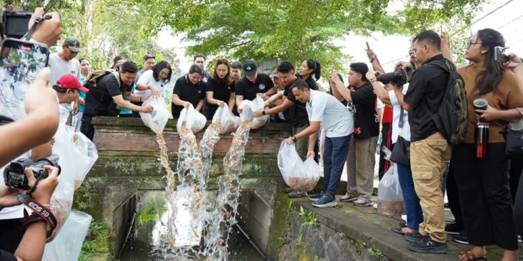 Ketua BKOW Bali Tebar 30 Ribu Benih Ikan, Dorong Pemuda Mengwi Rawat Alam dan Bangun Solidaritas
