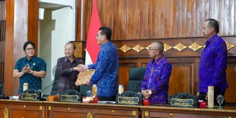 Mayoritas Fraksi DPRD Bali Setuju Raperda Bale Kertha Adhyaksa, Perkuat Desa Adat Jaga Harmoni Sosial