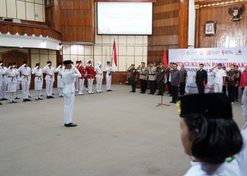 Siap Kibarkan Merah Putih di HUT ke-80 RI, Sekda Dewa Indra Kukuhkan Paskibraka Bali